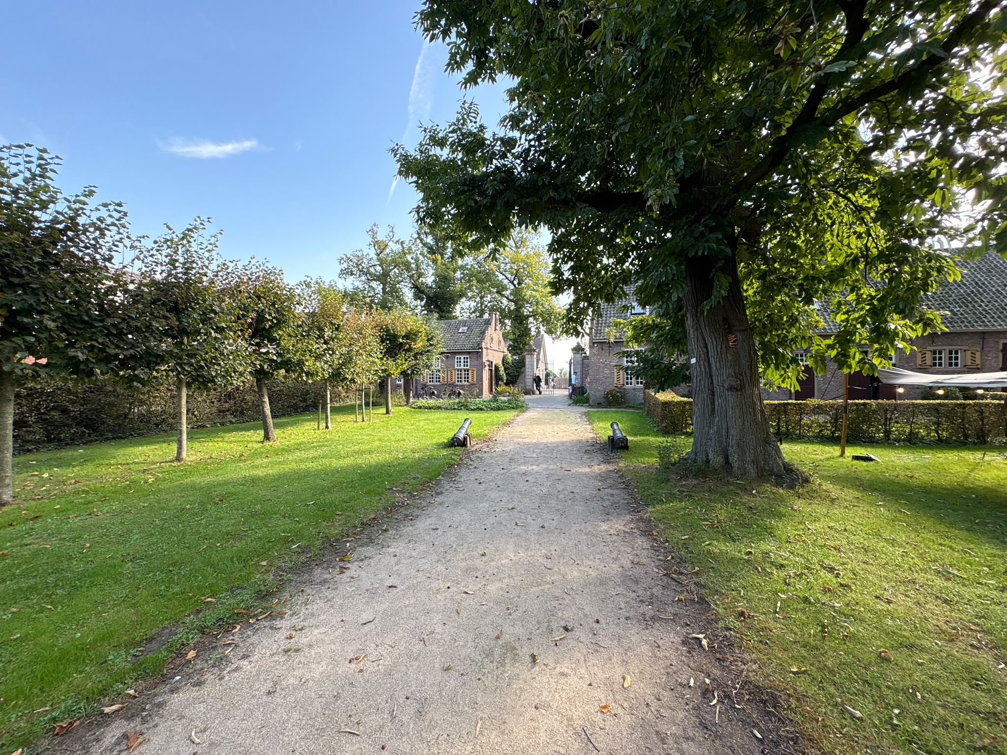 Pad tussen de bomen richting Hof Sypesteyn