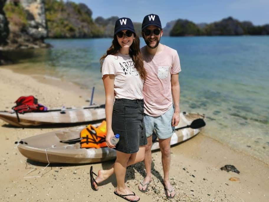 Laura en Thomas samen op het strand bij kajaks